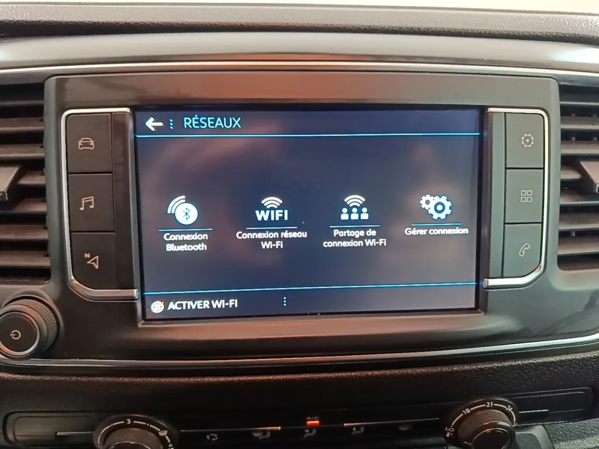 Écran tactile central du Peugeot Expert Fourgon blanc 2023 affichant les options de connexion réseau Wi-Fi et Bluetooth.