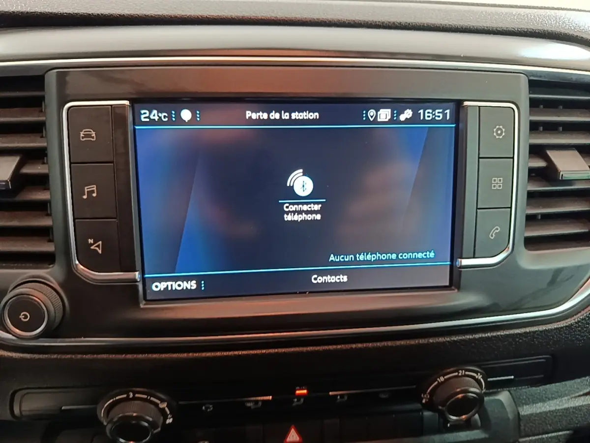 Écran tactile central du tableau de bord du Peugeot Expert Fourgon blanc, affichant la connexion Bluetooth au téléphone.