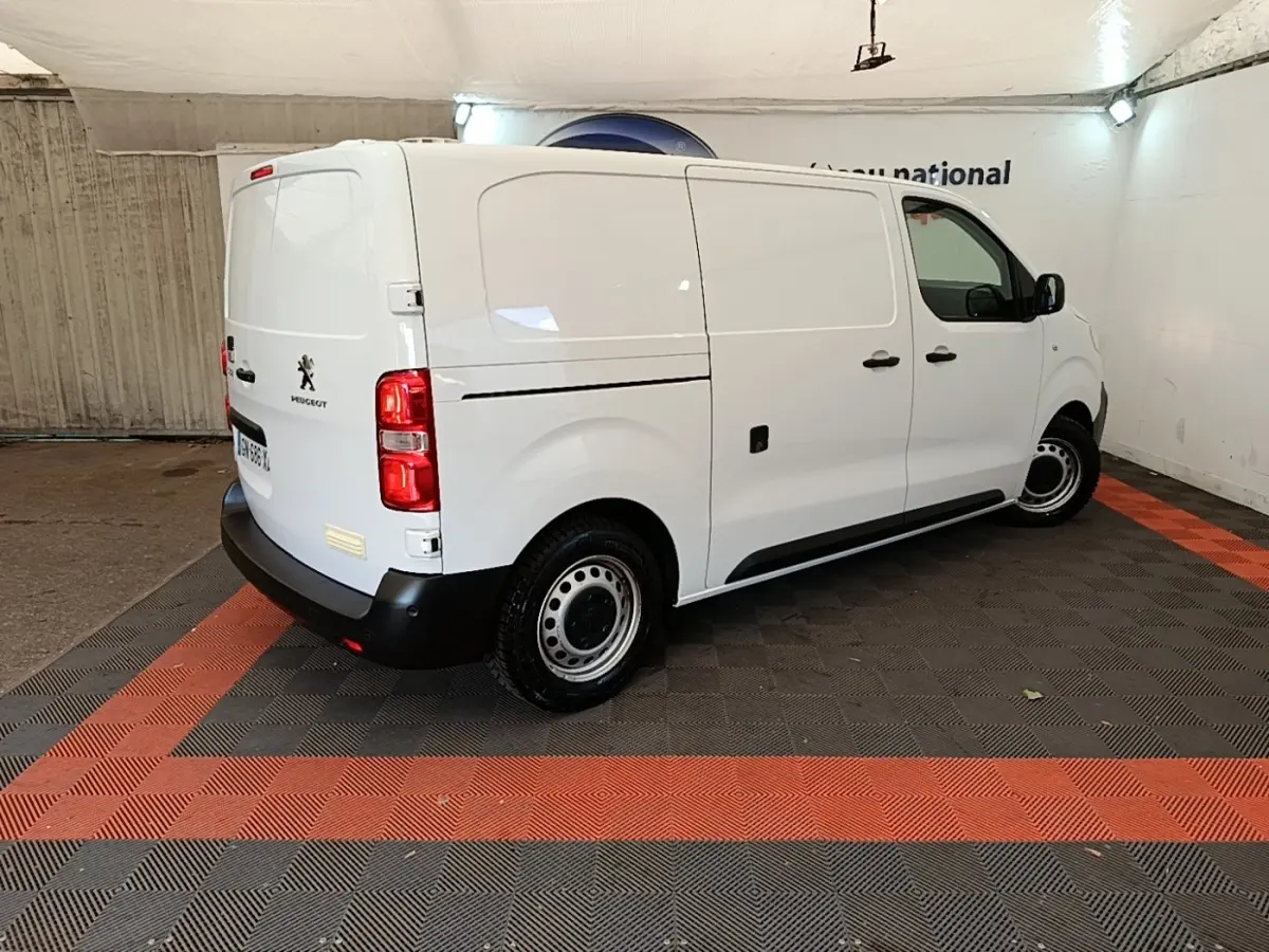 Vue 3/4 arrière droite d’un Peugeot Expert Fourgon blanc, avec portes latérales pleines et jantes acier noires.
