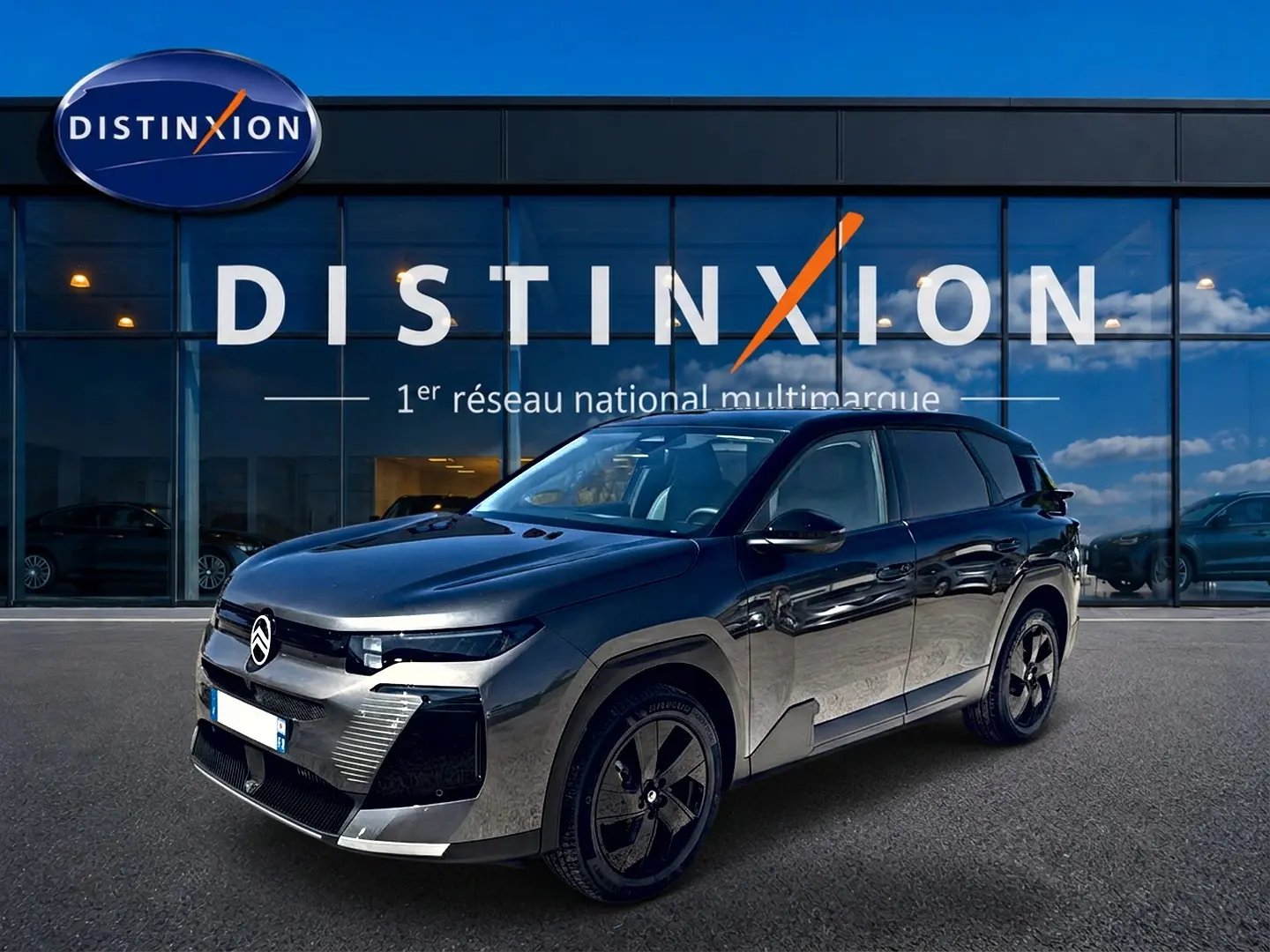 Citroën C5 Aircross hybride gris platinium 3/4 avant droit avec toit noir devant showroom Distinxion.