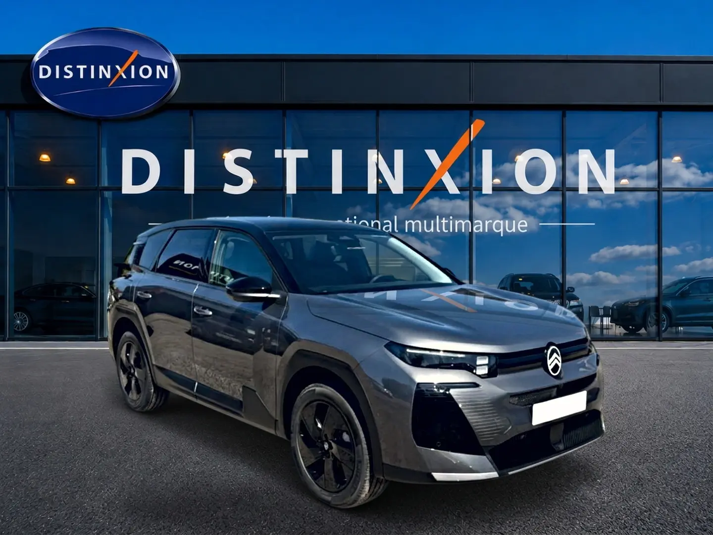 Citroën C5 Aircross gris platinium 3/4 avant droit, toit noir, jantes alliage noires, devant showroom Distinxion.