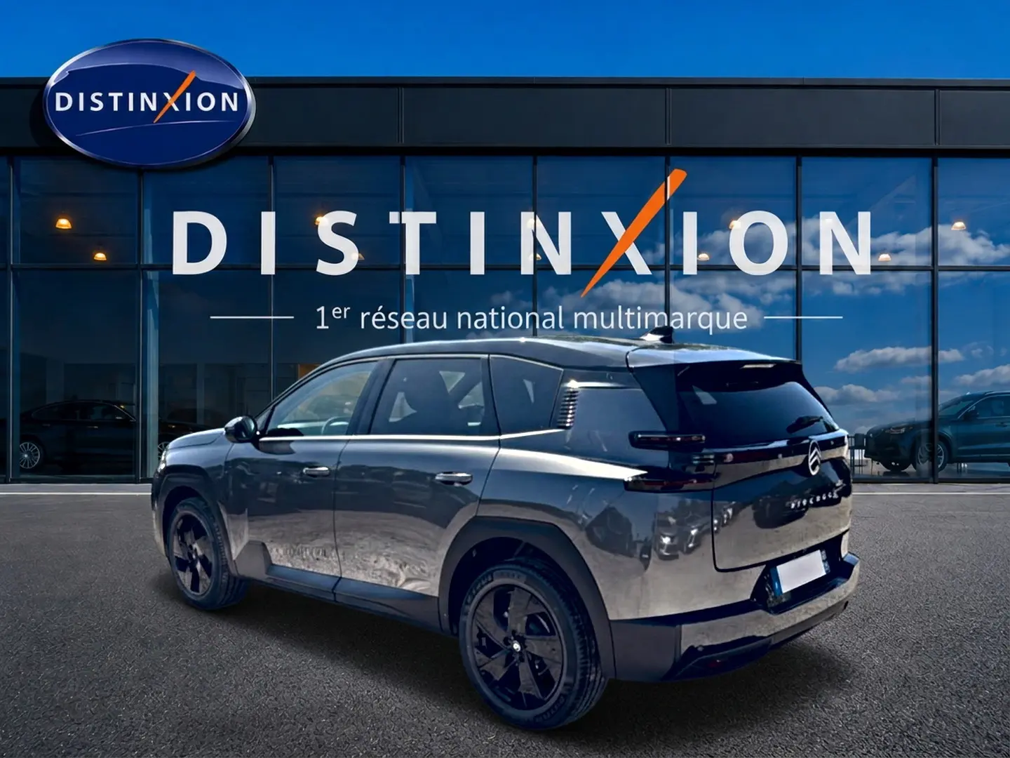 Vue 3/4 arrière droite du Citroën C5 Aircross gris platinium avec toit noir et jantes alliage 19 pouces noires.