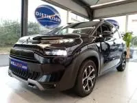 Vue 3/4 avant d'un Citroën C3 Aircross noir perla nera 2022, mettant en valeur ses jantes alliage et sa calandre distinctive.