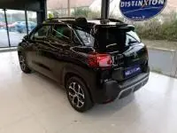 Vue 3/4 arrière droite d'une Citroën C3 Aircross noire perla nera 2022, avec jantes alliage et toit noir contrasté.