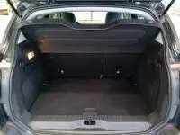 Coffre ouvert d'une Citroën C3 Aircross noir perla nera, vue arrière montrant l'espace de chargement et la tablette cache-bagages.