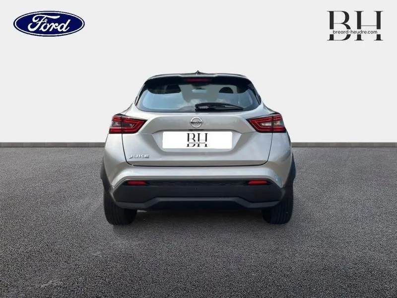 Vue arrière d'un Nissan Juke gris perle métallisé 2023 avec feux arrière LED et lunette arrière dégivrante.