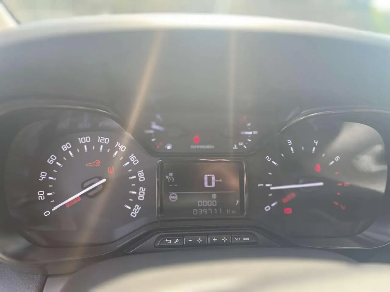 Tableau de bord de Citroën C3 Aircross 2023, affichage numérique au centre avec compte-tours et vitesse entourés.