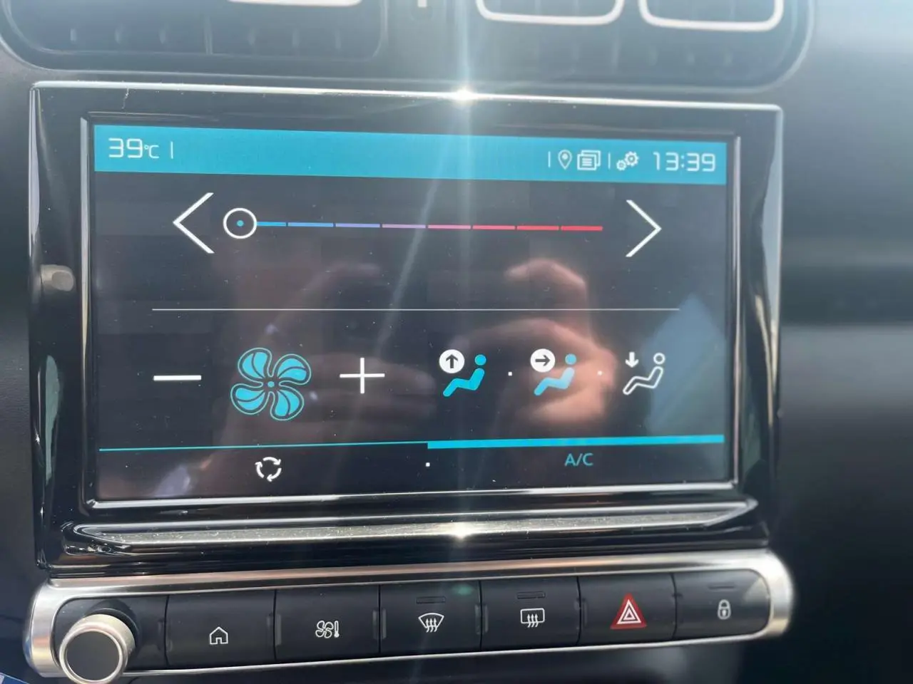 Écran tactile central de la Citroën C3 Aircross blanc banquise 2023 affichant la climatisation à 39°C.