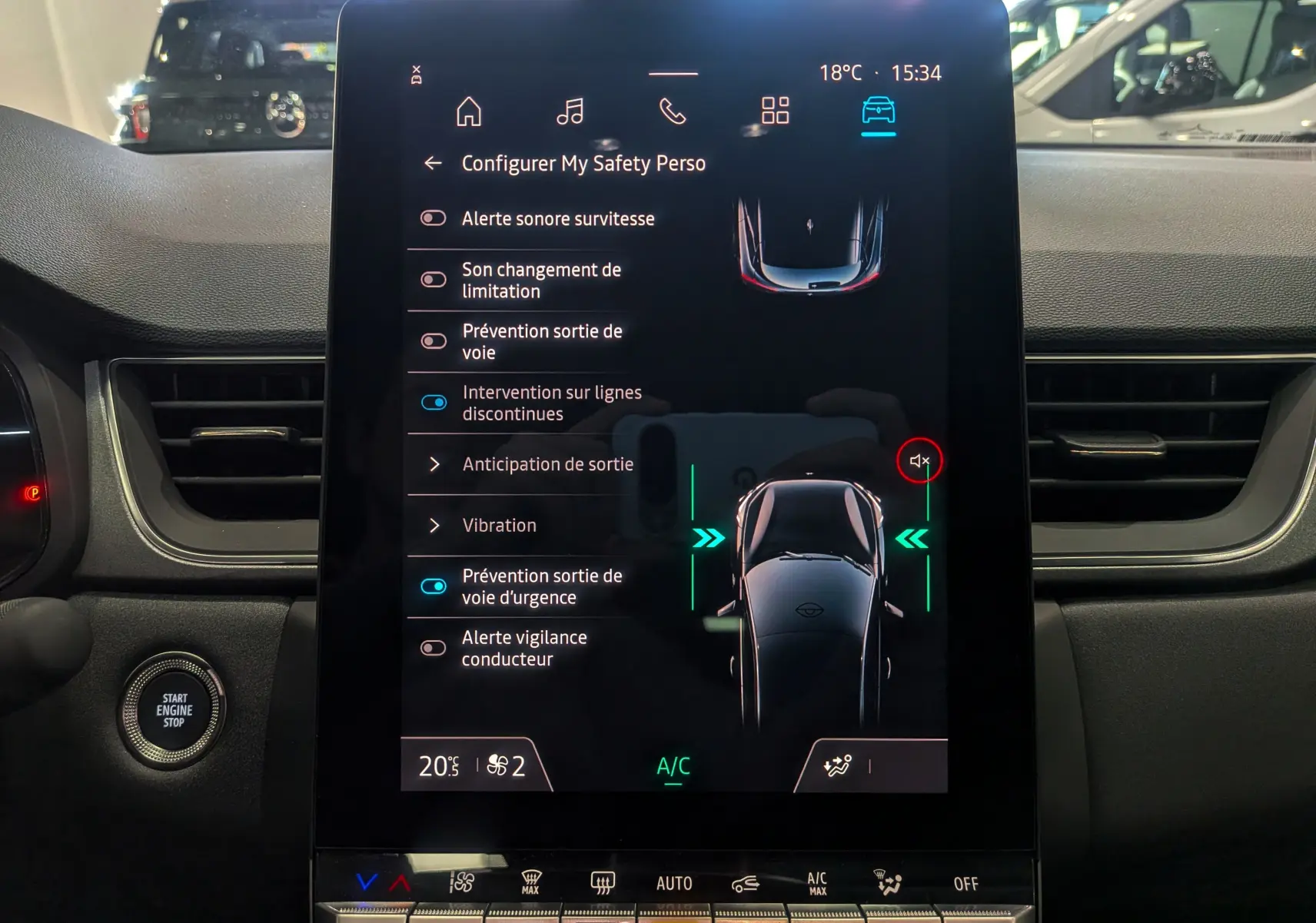 Écran tactile central du Renault Captur E-TECH 2025 affichant les options d’aide à la conduite dans un intérieur noir.