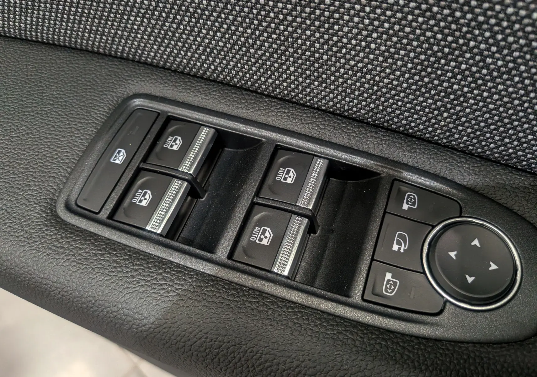 Panneau de commandes des vitres électriques et rétroviseurs sur porte côté gauche du Renault Captur E-TECH 2025.