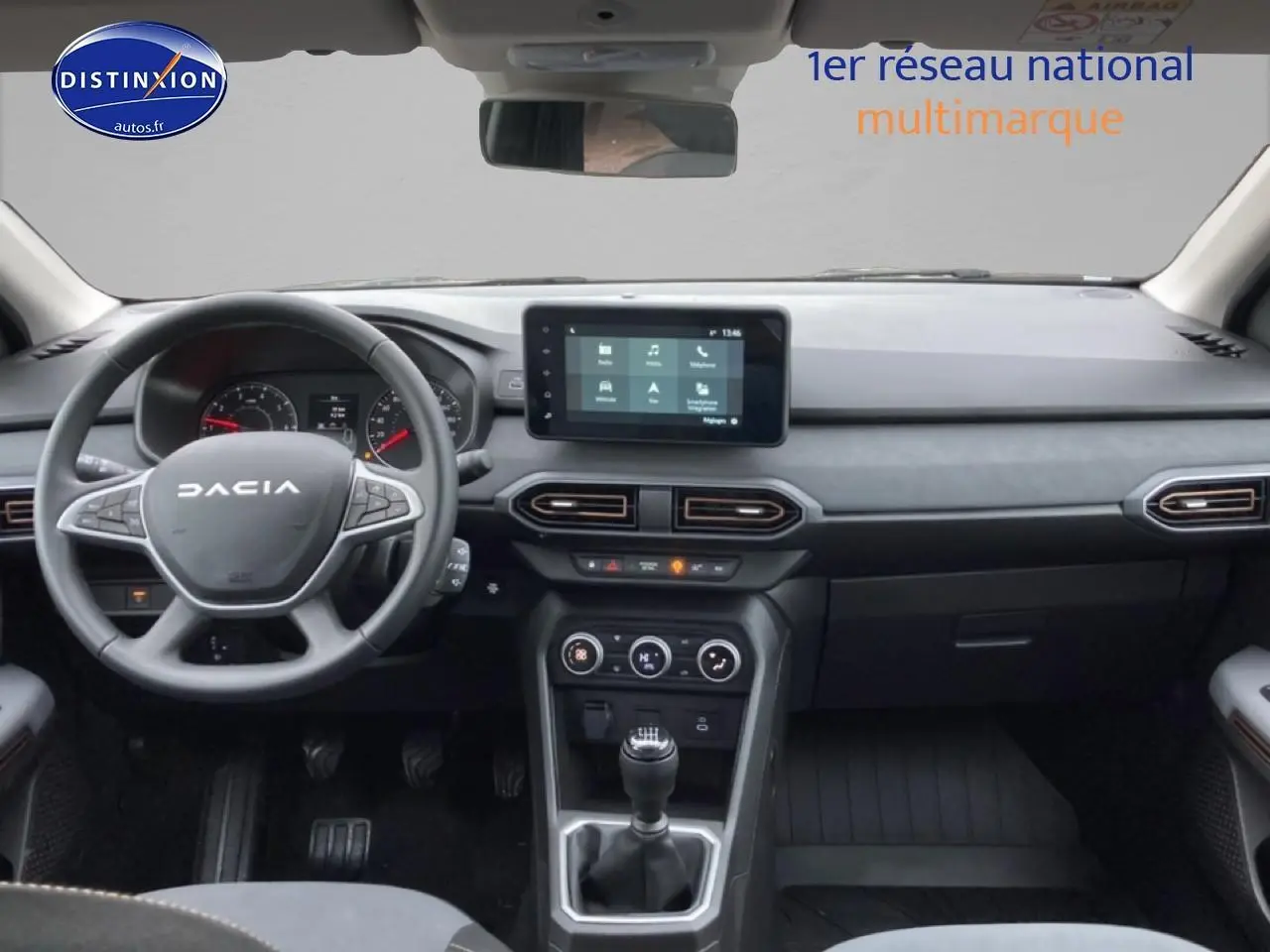 Vue frontale de l’habitacle du Dacia Jogger vert cèdre, avec volant multifonction et écran tactile central.