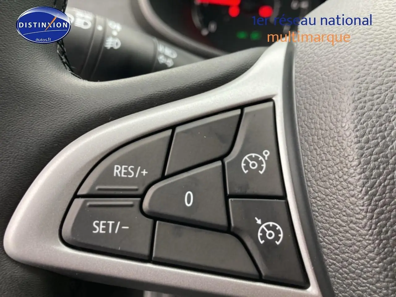 Gros plan sur les commandes de régulateur de vitesse au volant du Dacia Jogger vert cèdre, version 2025.