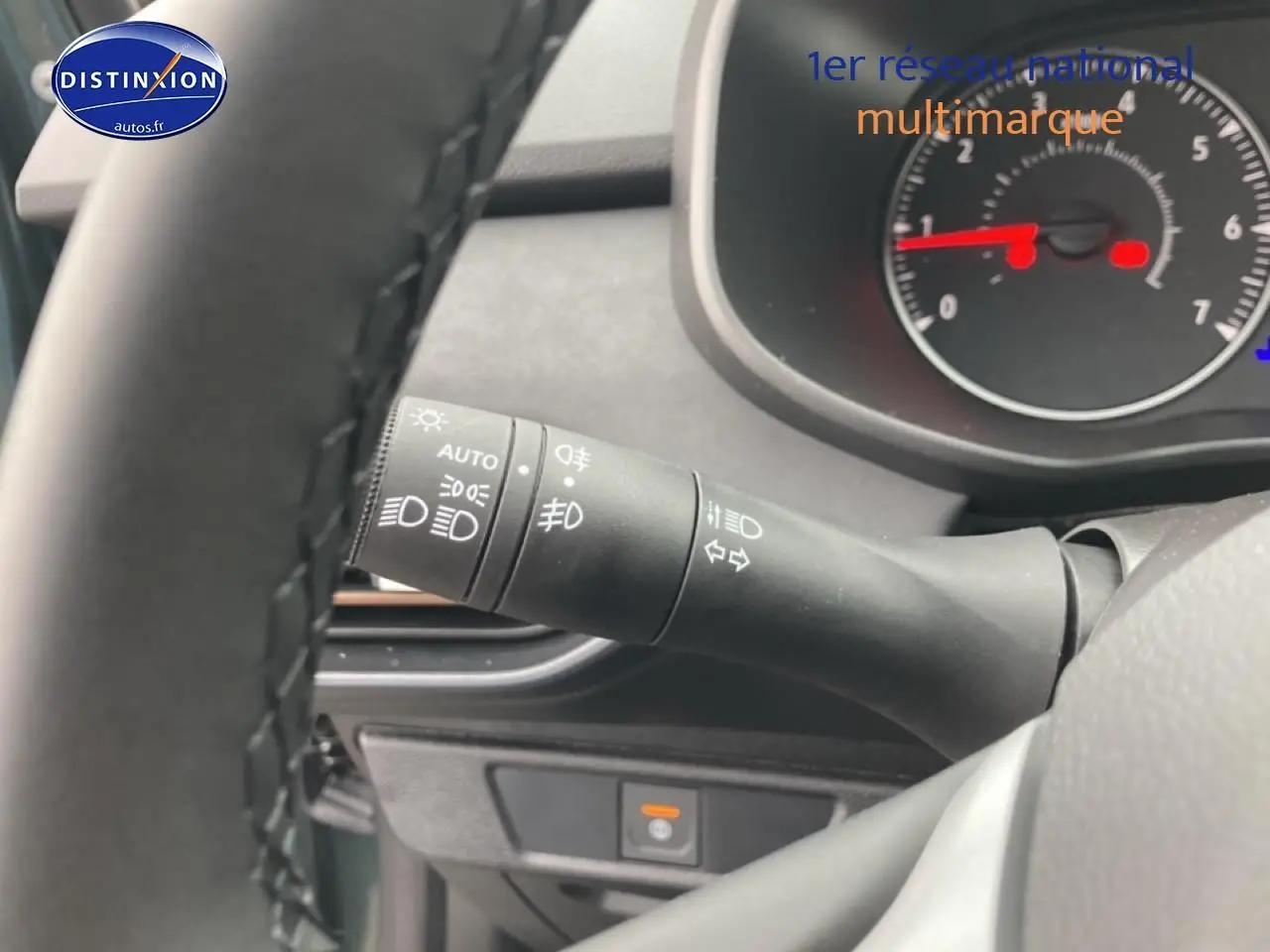 Gros plan sur la commande des phares et clignotants du tableau de bord d’un Dacia Jogger 2025.