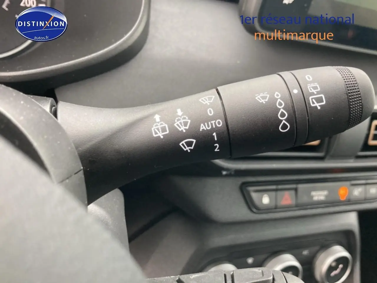 Gros plan sur la commande des essuie-glaces du tableau de bord d'une Dacia Jogger 2025 vert cèdre.