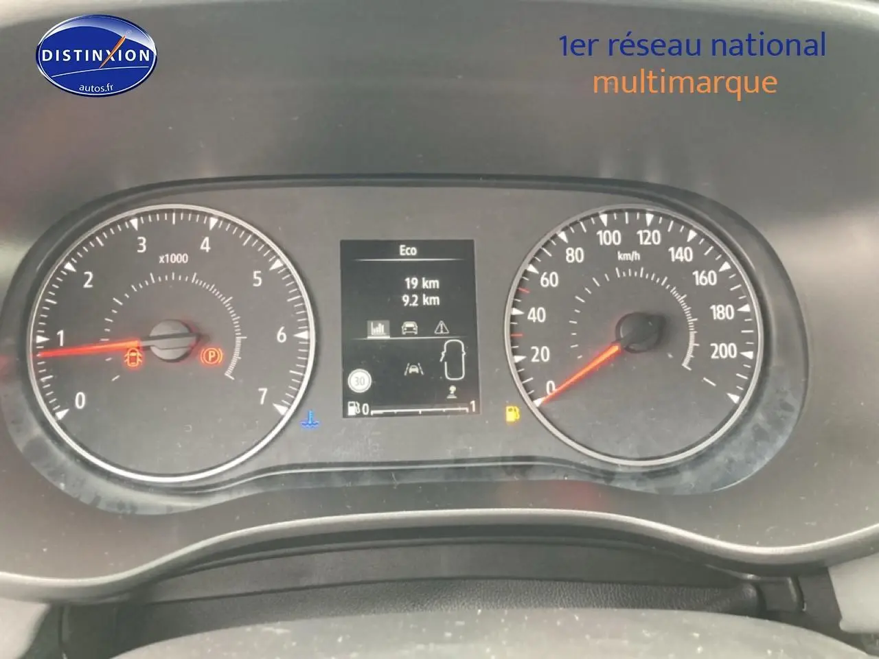 Vue rapprochée du tableau de bord du Dacia Jogger 2025 montrant compte-tours, vitesse et écran multifonction en mode Eco.