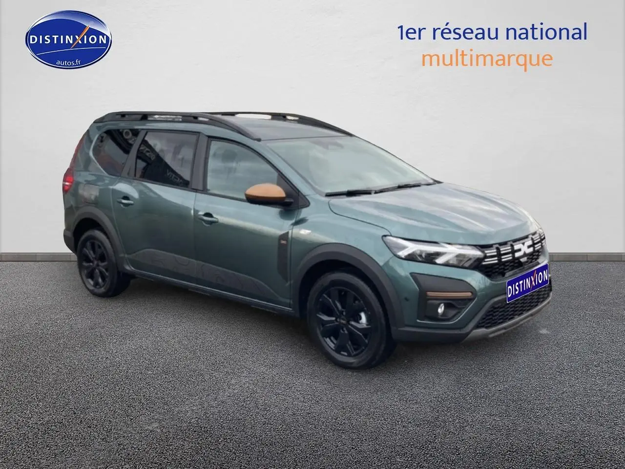 Vue 3/4 avant d'un Dacia Jogger 2025 vert cèdre avec rétroviseurs couleur beige et jantes noires.