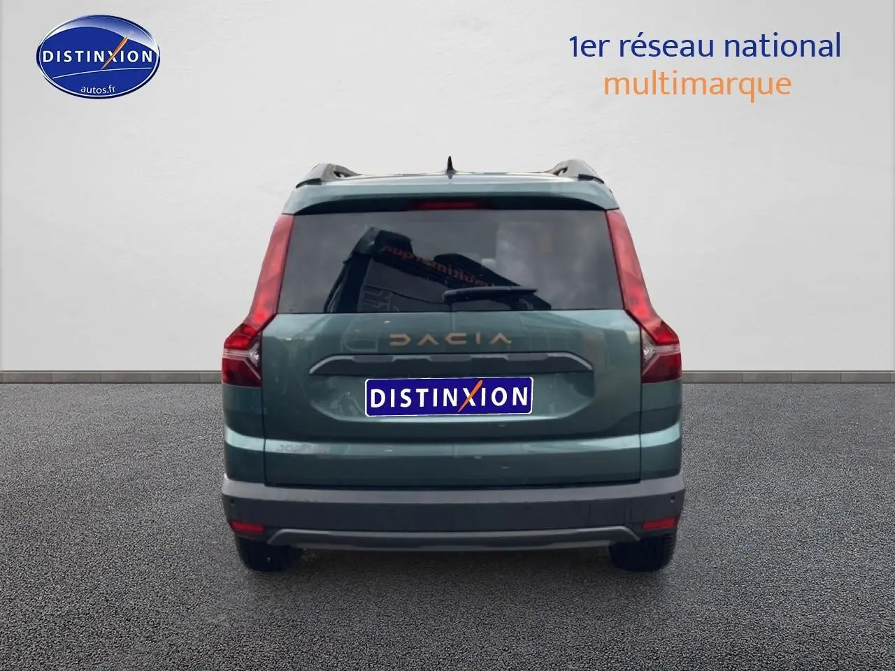 Vue arrière d'un Dacia Jogger 2025 vert cèdre avec feux arrière verticaux et lunette arrière surteintée.