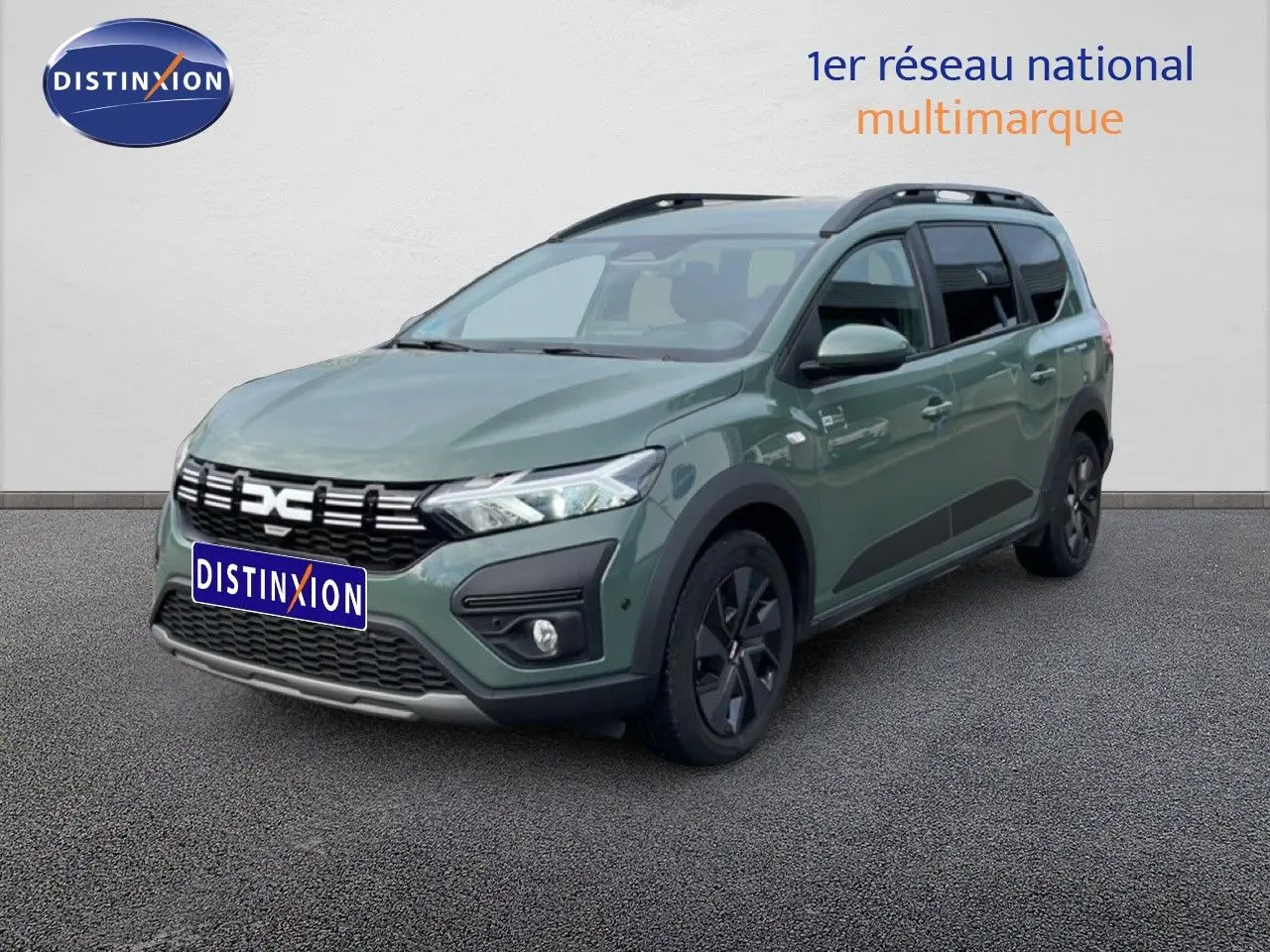 Dacia Jogger gris schiste métal en 3/4 avant droit, avec calandre noire et jantes foncées distinctives.