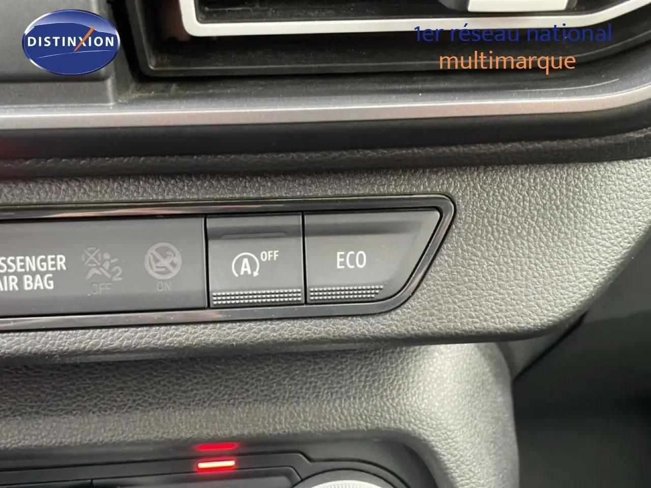 Vue rapprochée du tableau de bord du Dacia Jogger gris schiste, mettant en valeur les boutons ECO et arrêt automatique.