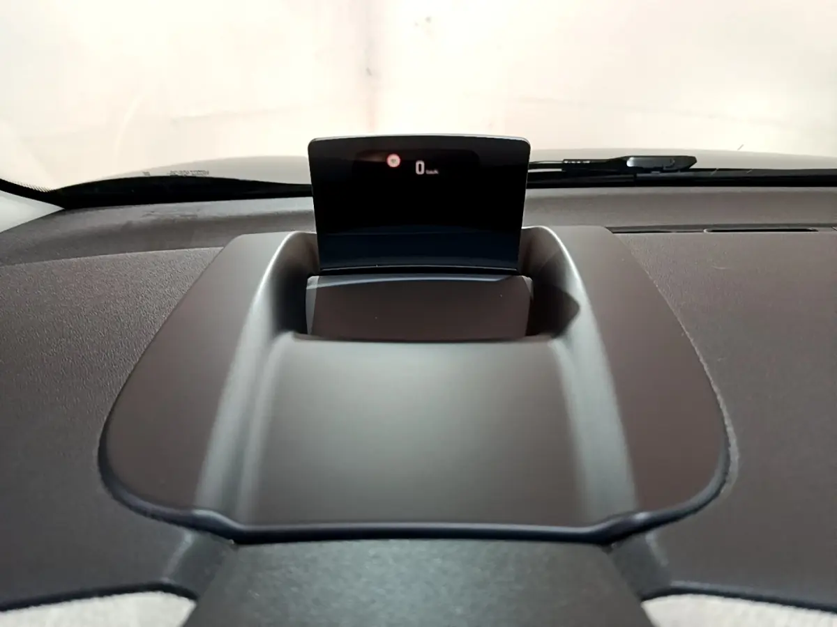 Affichage tête haute déployé sur le tableau de bord gris foncé du Citroën C3 Aircross, vue intérieure frontale.