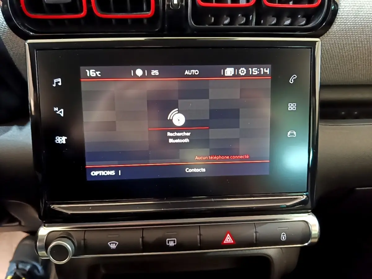Écran tactile central de la Citroën C3 Aircross 2020 gris foncé, affichant la recherche Bluetooth.