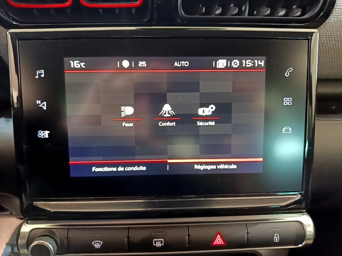 Écran tactile central du tableau de bord du Citroën C3 Aircross 2020, affichant les réglages Feux, Confort et Sécurité.