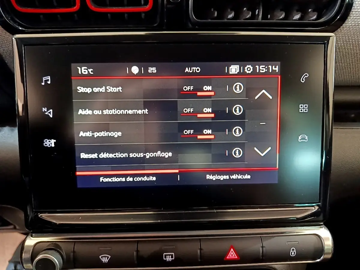 Écran tactile central affichant les réglages de conduite du Citroën C3 Aircross gris foncé, vue de face rapprochée.