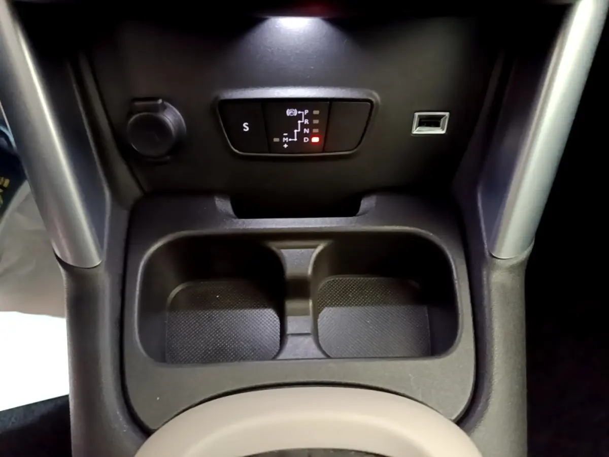 Gros plan sur la console centrale noire du Citroën C3 Aircross 2020 avec sélecteur de boîte automatique et porte-gobelets.