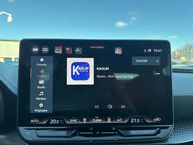 Vue intérieure du tableau de bord du CUPRA Formentor 2025, écran tactile affichant la radio FM/DAB, ambiance moderne et épurée.