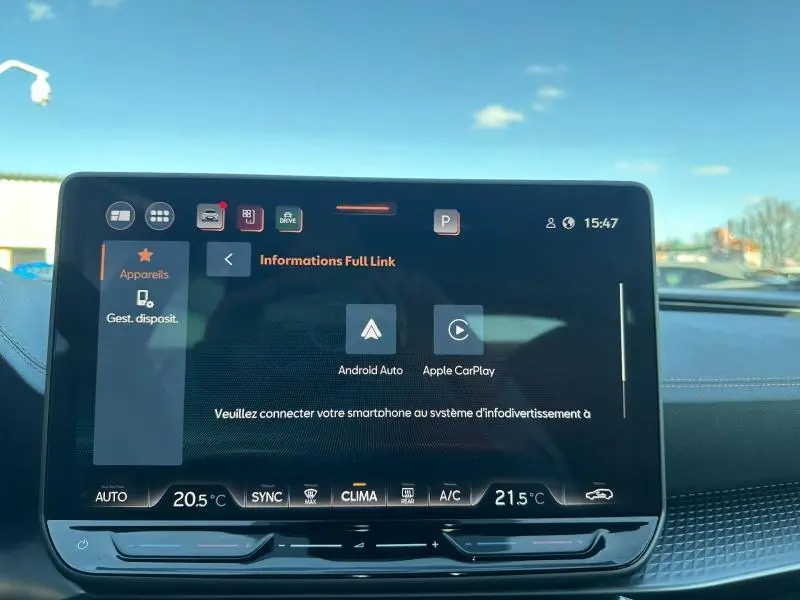 Écran tactile central du tableau de bord du CUPRA Formentor 2025 affichant les options Android Auto et Apple CarPlay.