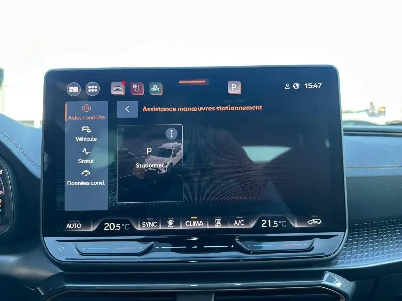Écran central tactile du tableau de bord du CUPRA Formentor 2025 affichant l'assistance au stationnement.