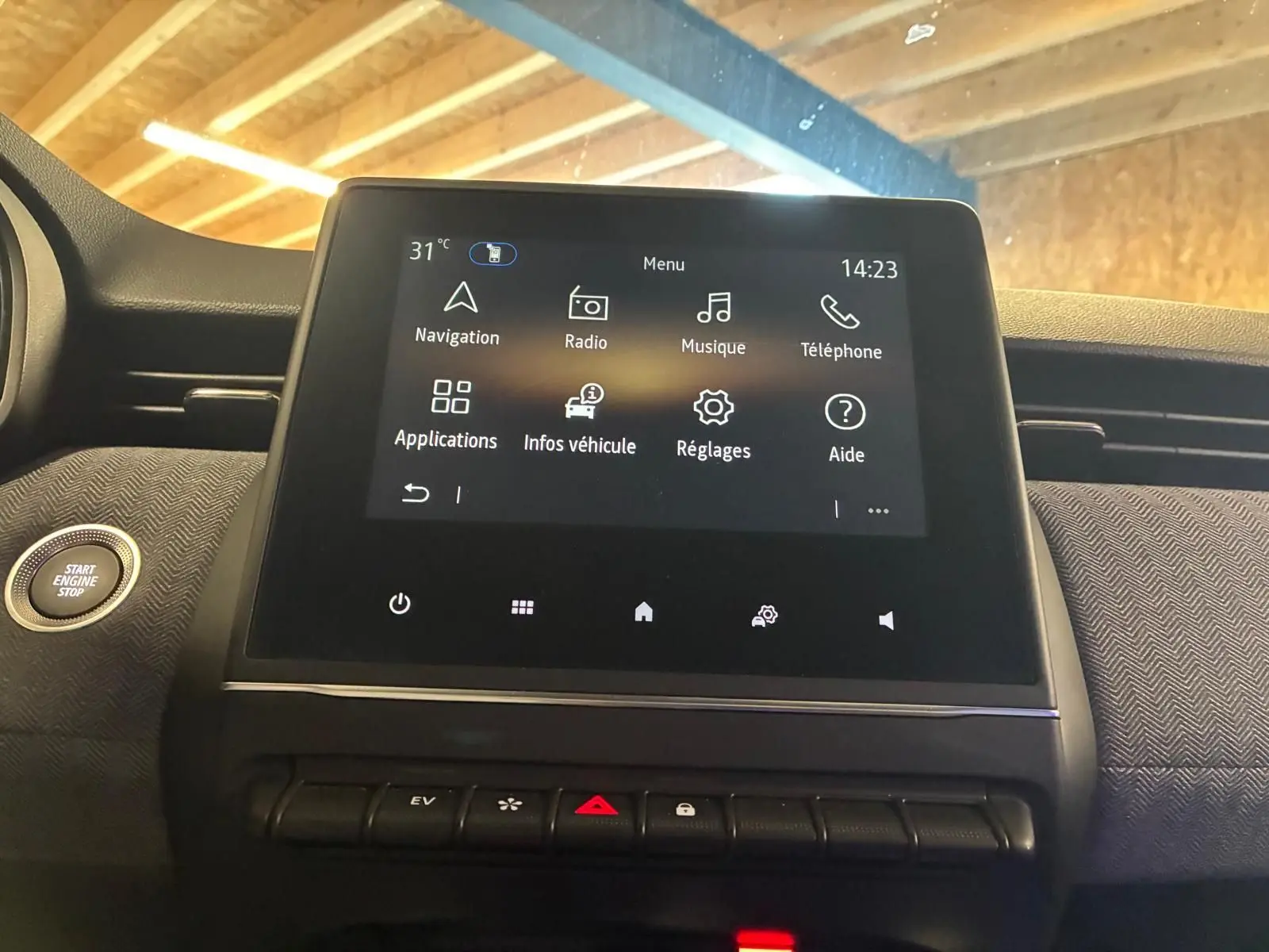 Écran tactile central de la Renault Clio V E-TECH 145 TECHNO avec commandes et bouton Start Engine Stop, intérieur gris noir.
