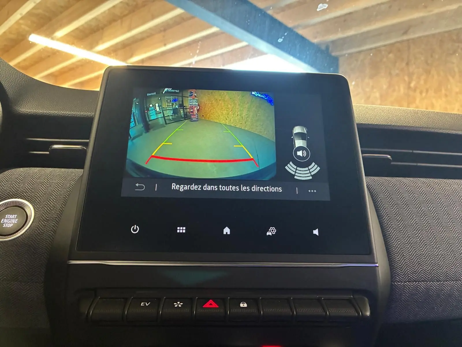 Écran central de la Renault Clio V E-Tech 145 Techno montrant la caméra de recul avec guidage coloré.
