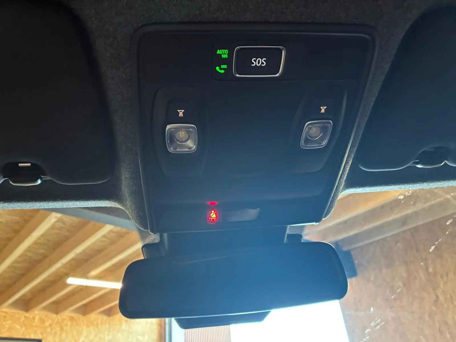 Vue intérieure du plafond avant de la Renault Clio V E-TECH 145 TECHNO 2025, montrant les commandes SOS et éclairages de lecture.