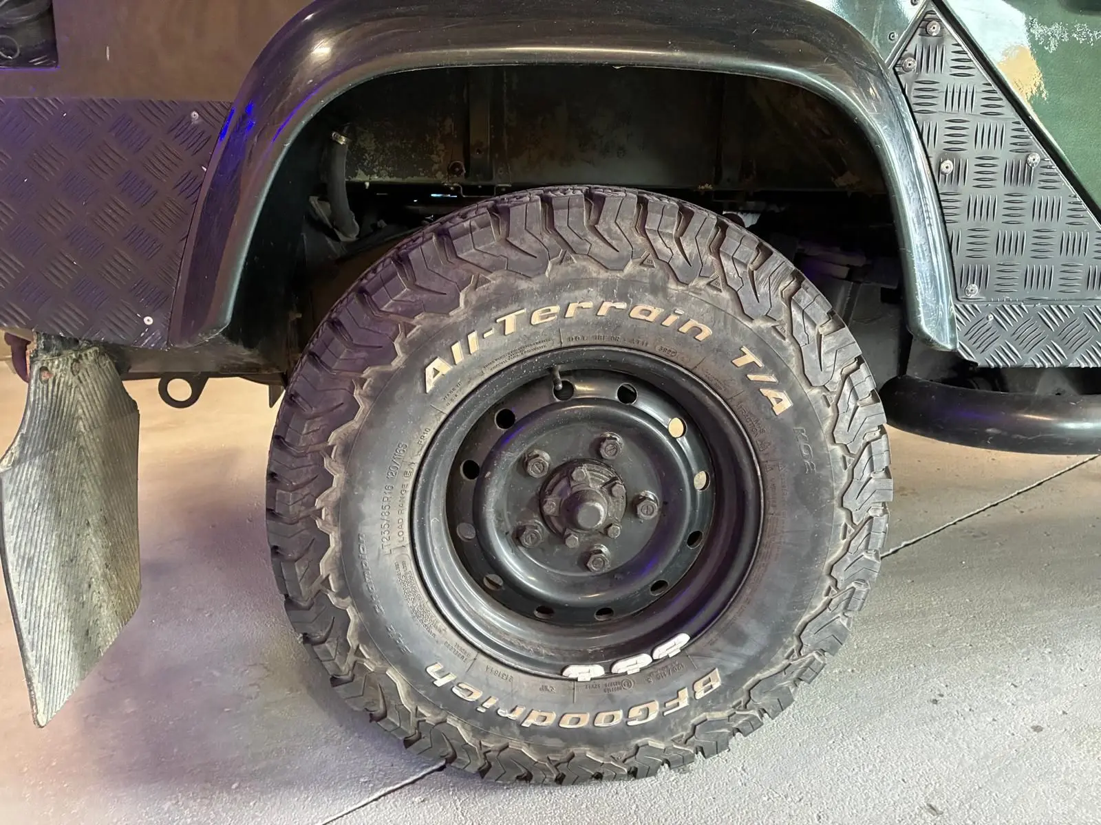 Gros plan sur la roue arrière droite du Land Rover Defender 110 vert, avec pneu tout-terrain BFGoodrich visible.