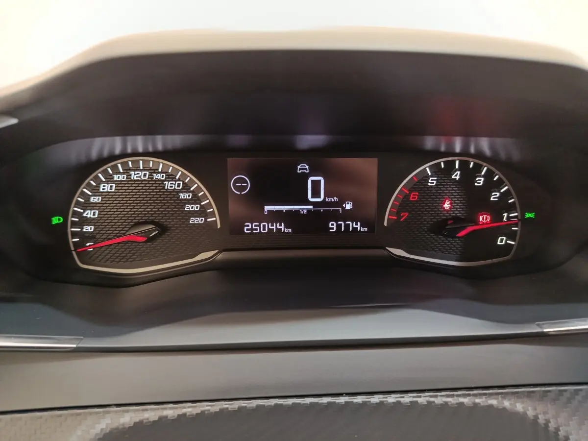 Vue rapprochée du tableau de bord numérique de la Peugeot 208 2022, affichant la vitesse et le compte-tours.