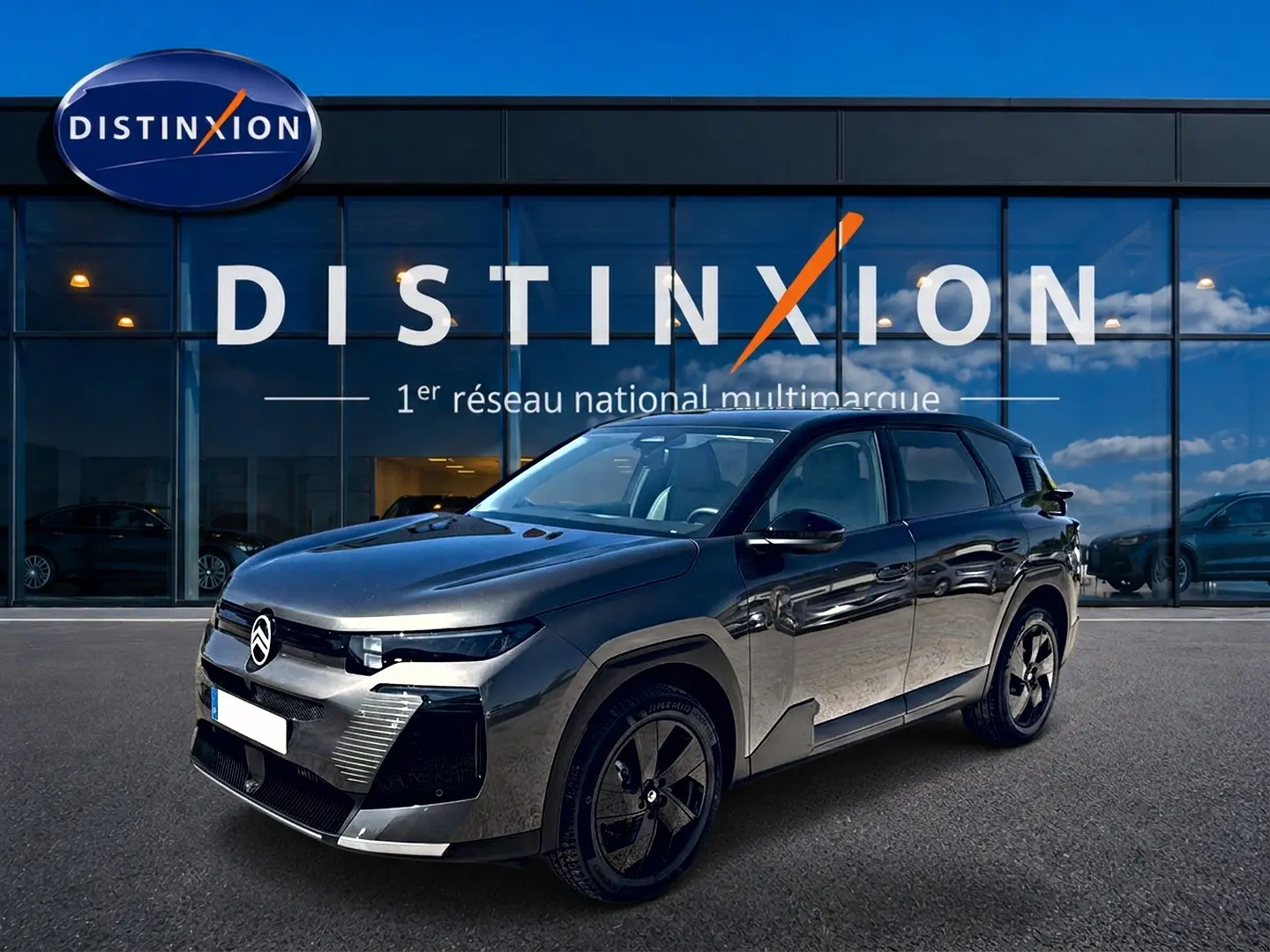 Citroën C5 Aircross gris platinium 3/4 avant droit, toit noir bi-ton, jantes alliage 19 pouces, devant showroom Distinxion.
