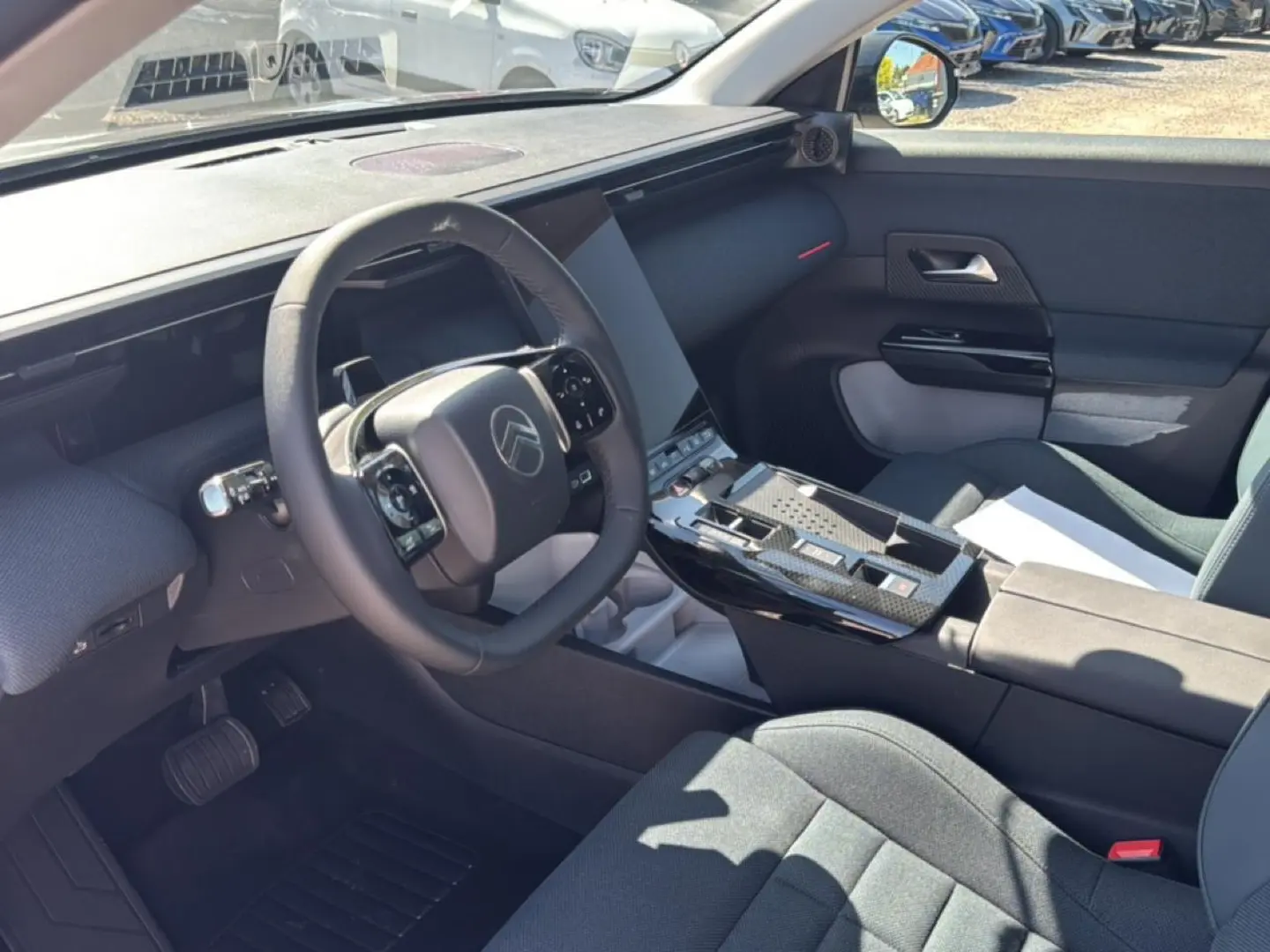 Intérieur côté conducteur du Citroën C5 Aircross 2026, volant multifonction et console centrale moderne en vue 3/4.