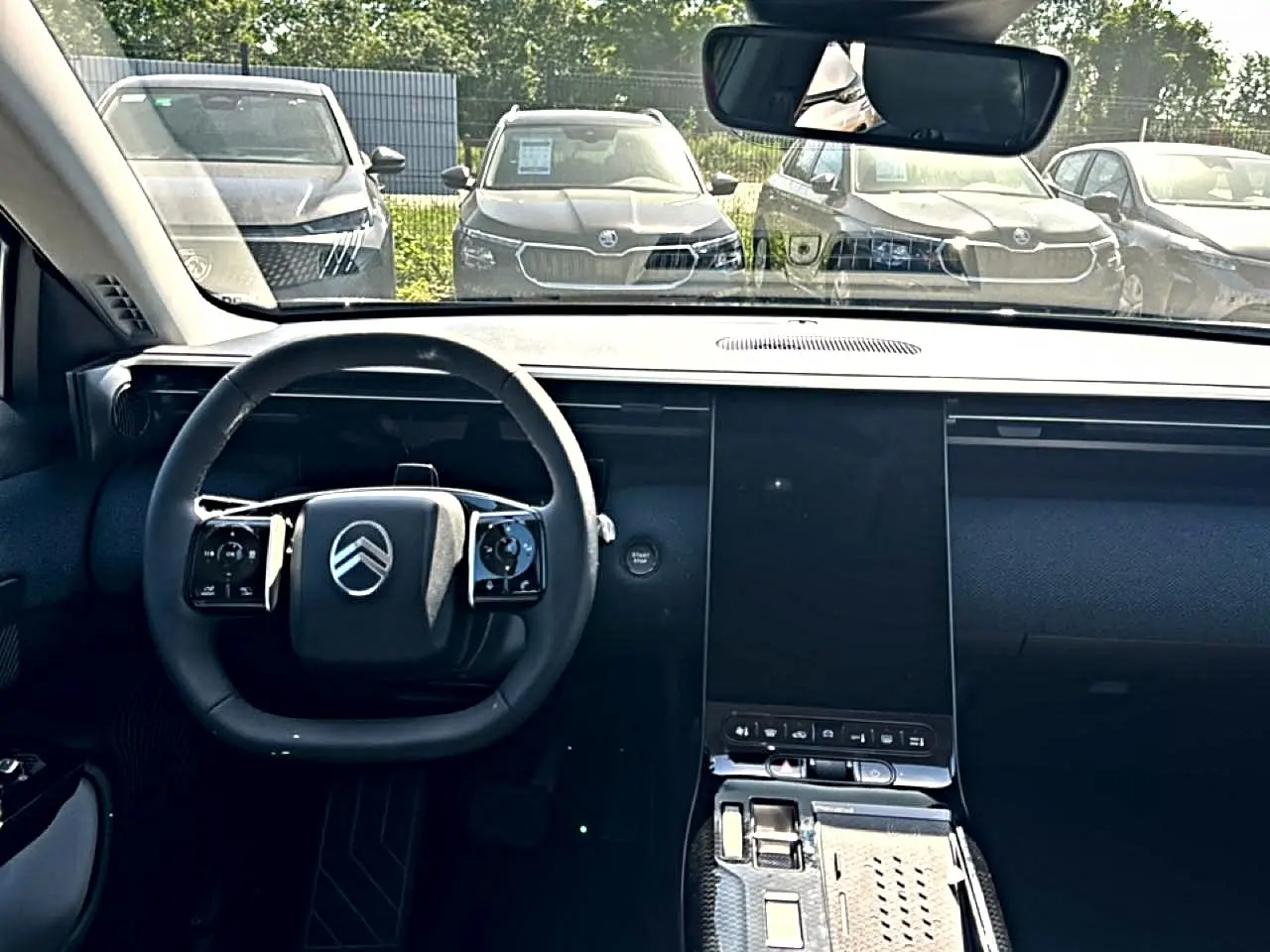 Vue intérieure frontale du tableau de bord du Citroën C5 Aircross gris platinium avec volant multifonction et écran tactile vertical.