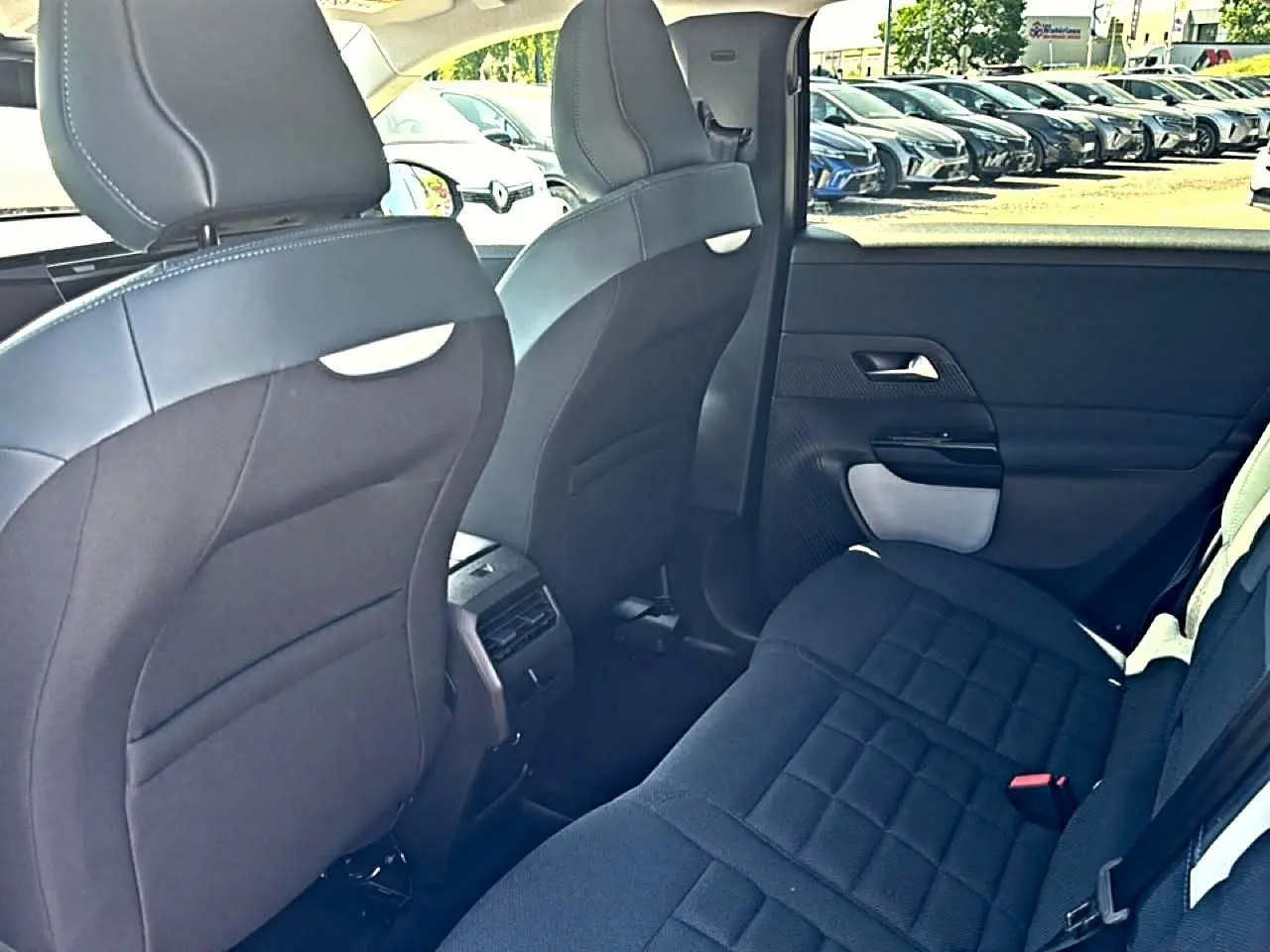 Vue intérieure arrière droite du Citroën C5 Aircross gris platinium, montrant la banquette et les dossiers des sièges avant.
