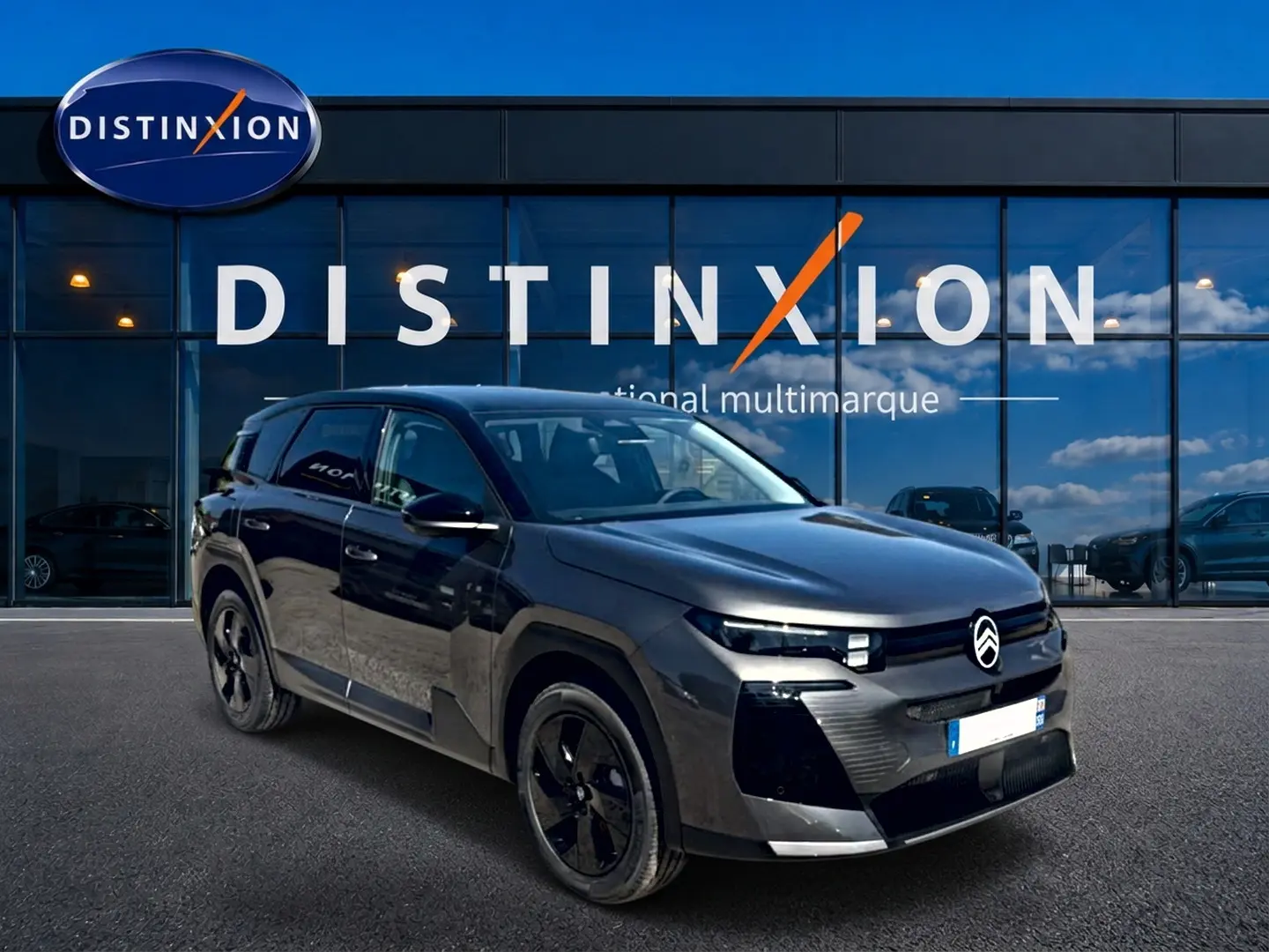 Citroën C5 Aircross gris platinium 3/4 avant droit avec toit bi-ton noir et jantes alliage 19 pouces.