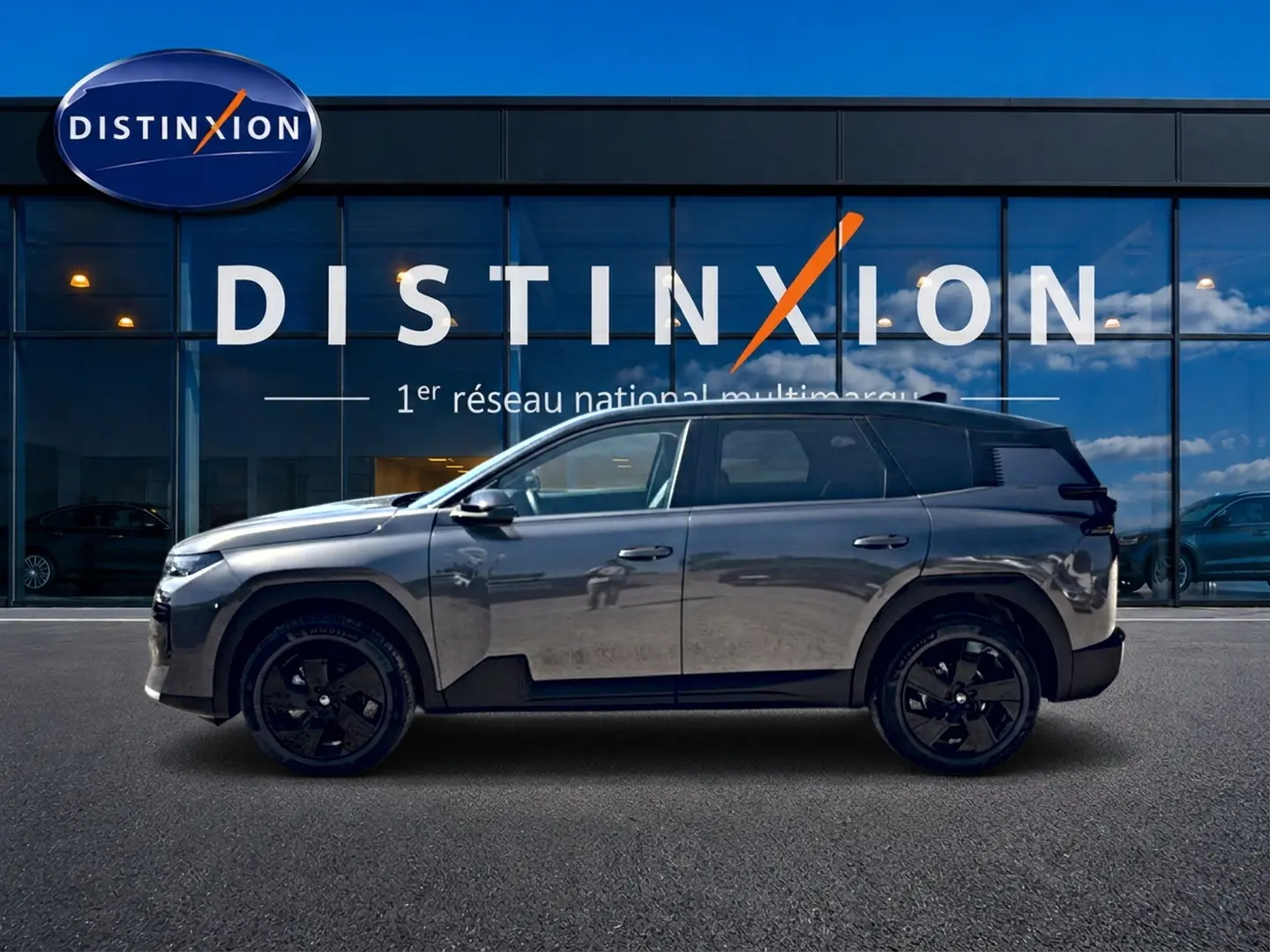 Profil côté gauche du Citroën C5 Aircross hybride 2026 gris platinium avec toit noir et jantes alliage noires.