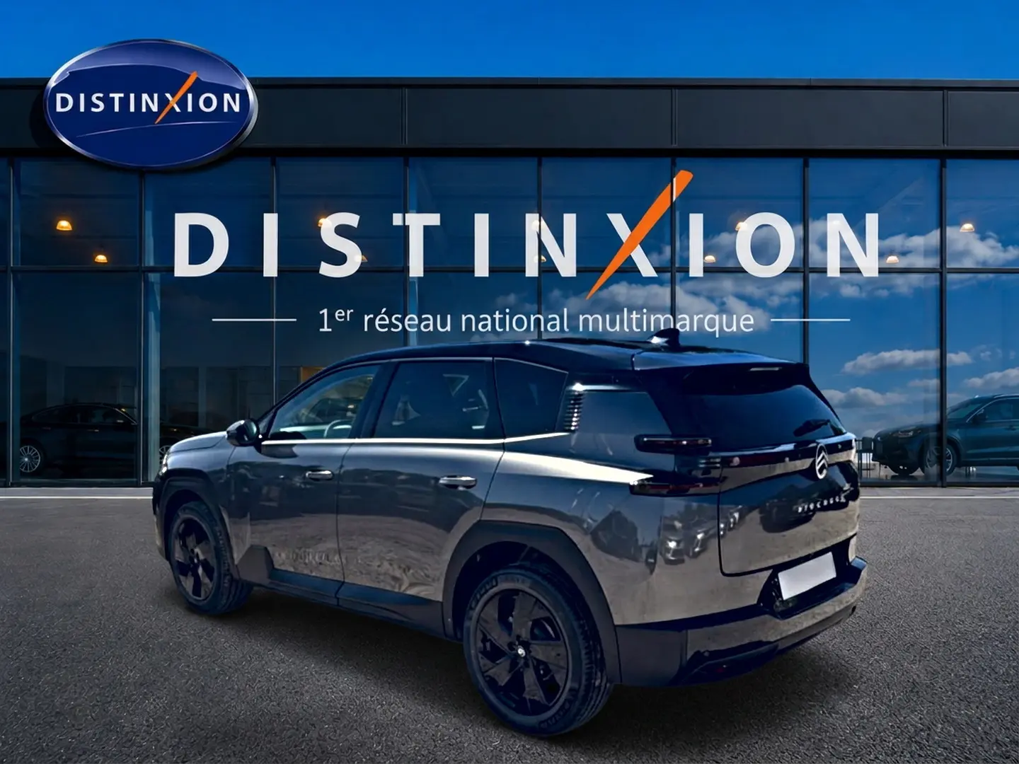 Vue 3/4 arrière droite du Citroën C5 Aircross gris platinium avec toit noir et jantes alliage noires.