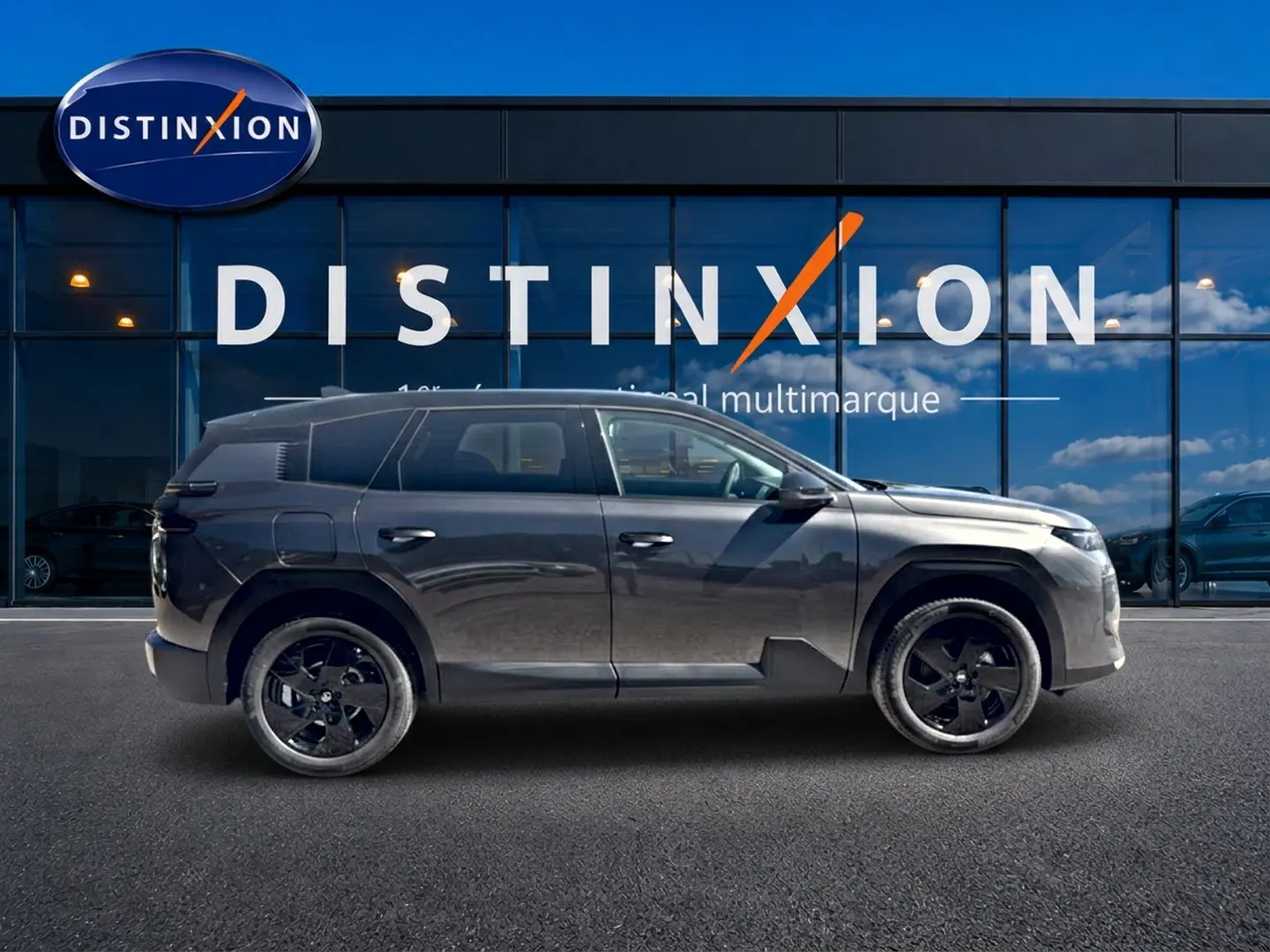 Vue de profil côté gauche du Citroën C5 Aircross gris platinium avec toit noir et jantes alliage 19 pouces.
