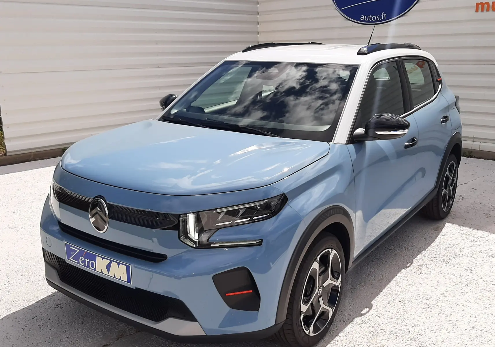 Citroën C3 Turbo 100ch Plus bleu Monte Carlo avec toit blanc, vue 3/4 avant droit, jantes alliage et phares LED.