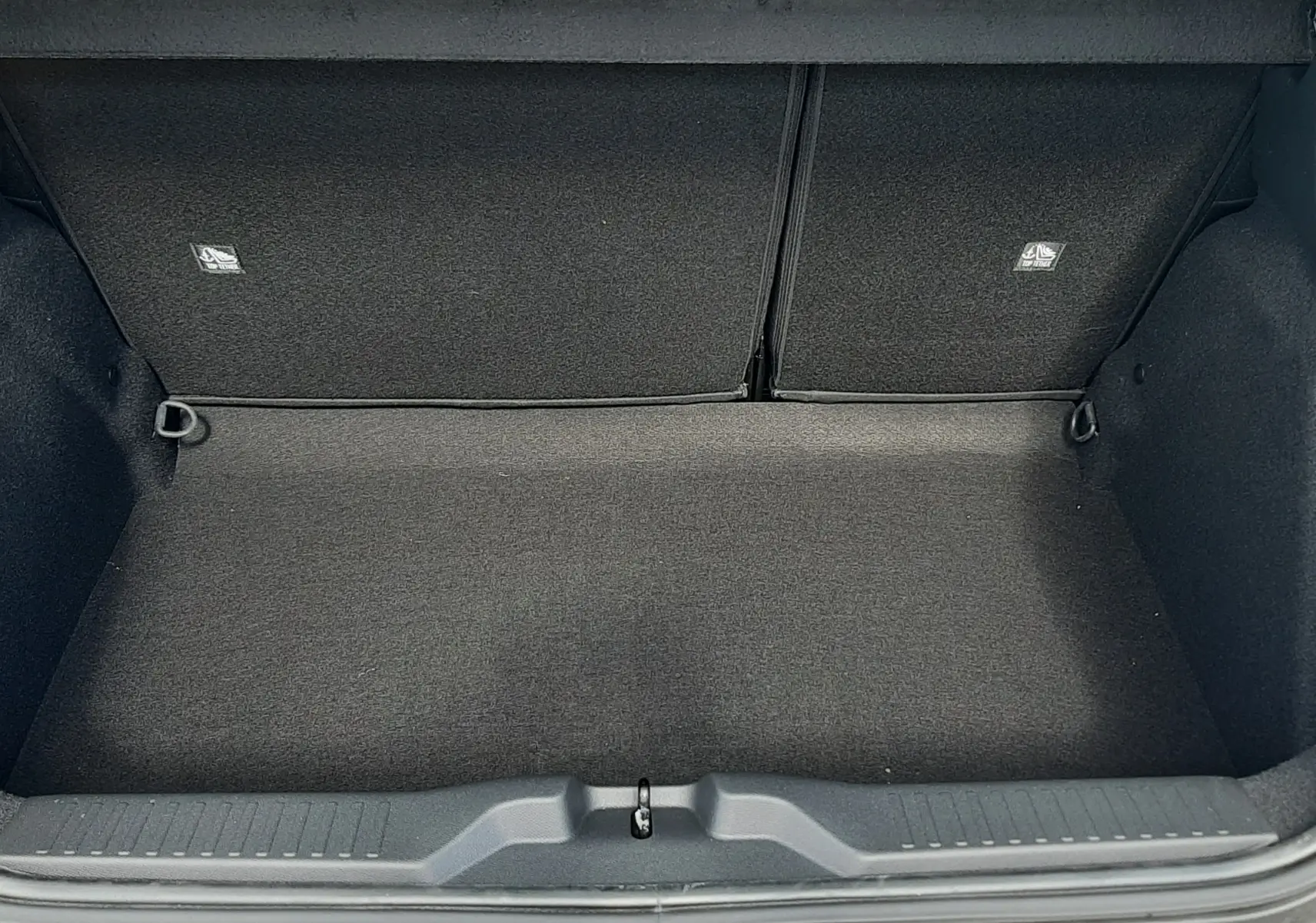 Coffre ouvert vu de dessus d'une Citroën C3 Turbo 100ch Plus bleu Monte Carlo avec toit blanc, intérieur noir.