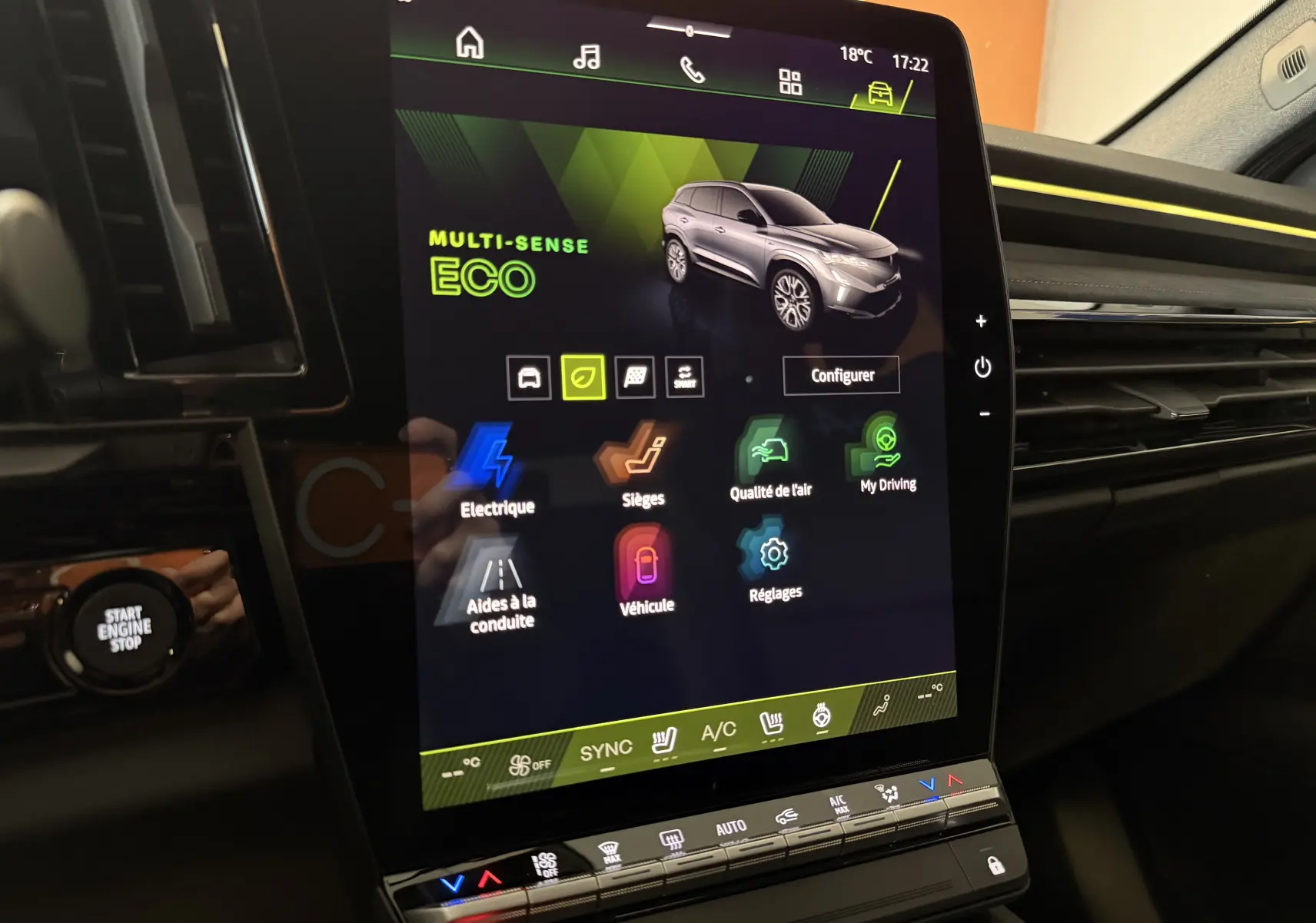 Écran tactile central vertical du Renault Austral E-Tech 200 Esprit Alpine, affichant le mode Multi-Sense ECO.