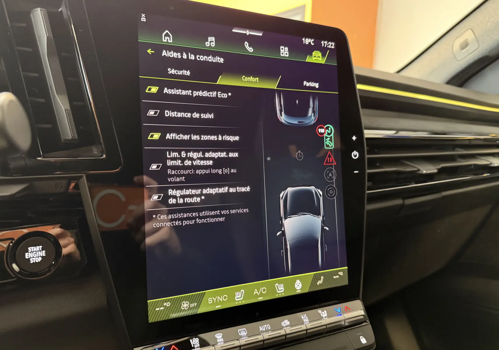 Vue intérieure du tableau de bord du Renault Austral E-Tech 200 Esprit Alpine, écran tactile affichant les aides à la conduite.