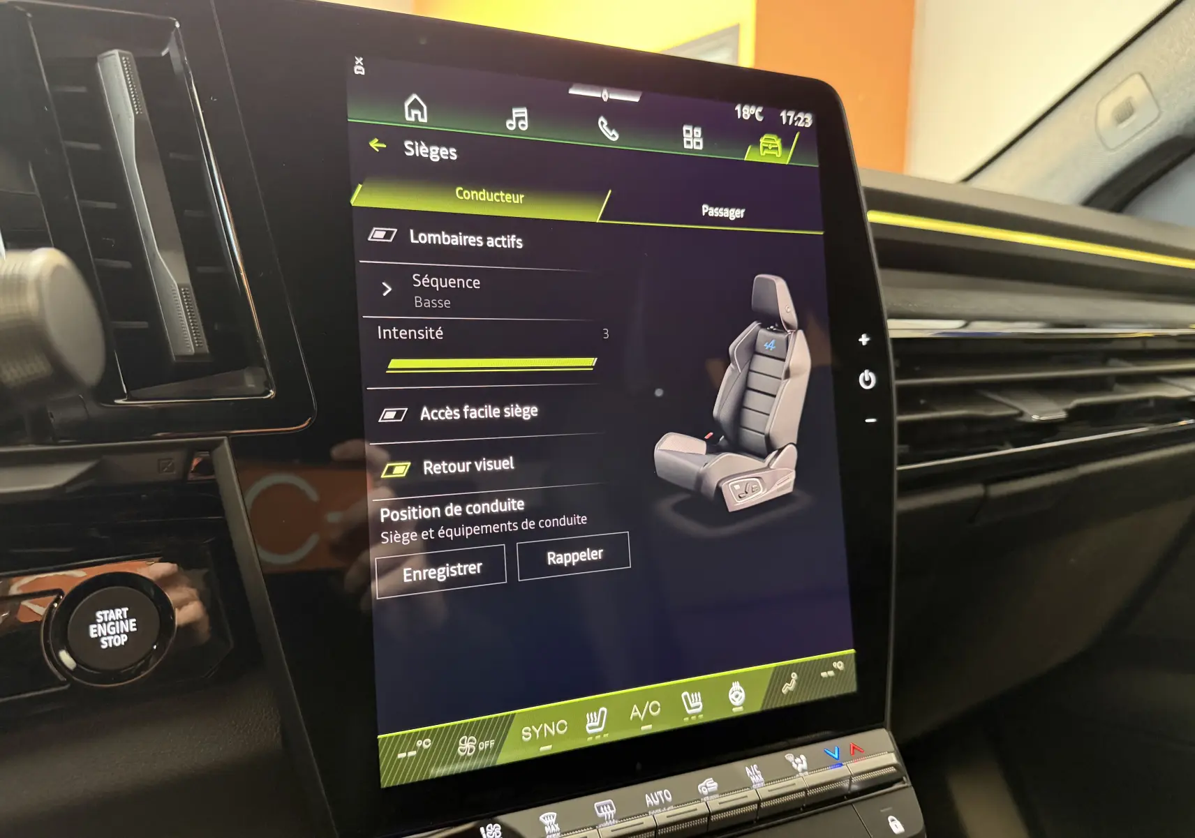 Écran tactile central du Renault Austral E-Tech 200 Esprit Alpine montrant les réglages des sièges avec détails en bleu.