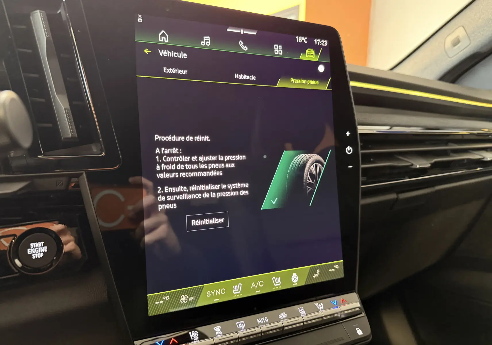 Écran tactile central affichant la pression des pneus dans l'habitacle du Renault Austral E-Tech gris schiste, vue de profil intérieur.